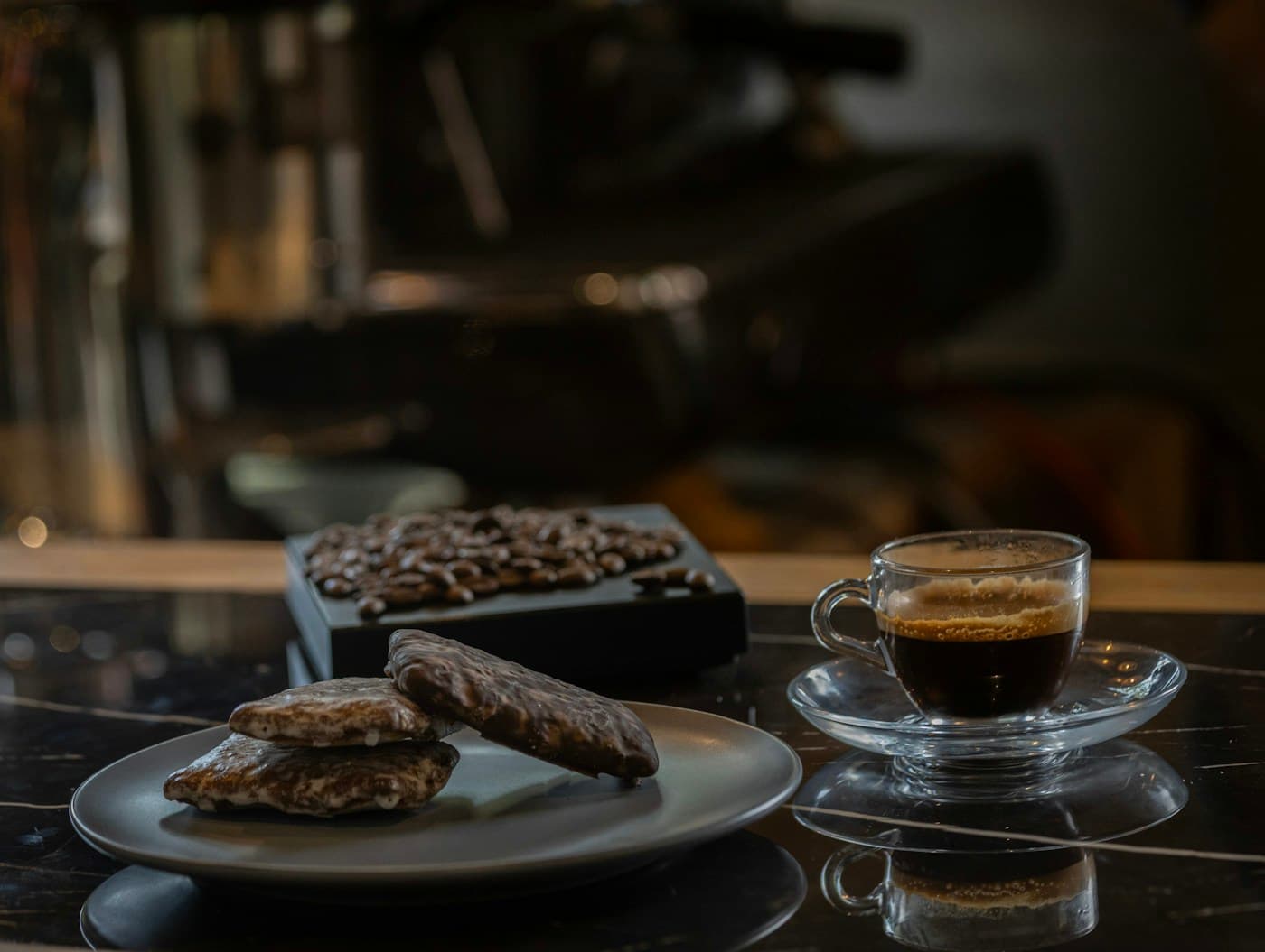 Merienda artesanal con café, galletas y chocolate